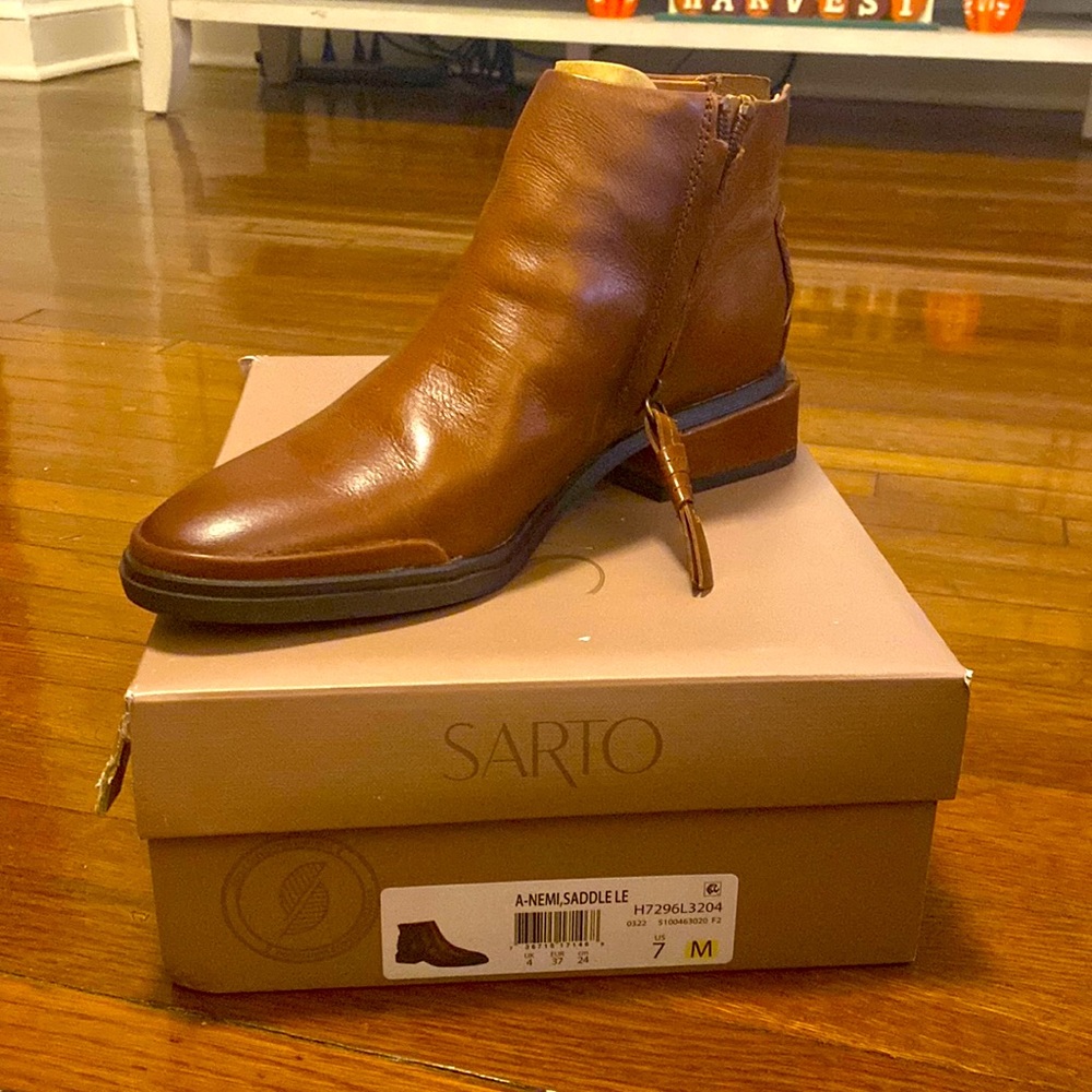 A pair of ankle boots , saddle style , camel brown US 7 womens